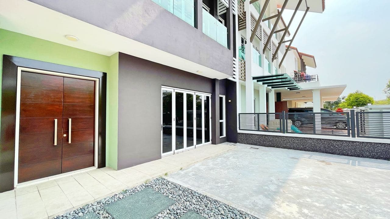 3 Storey Superlink Temasya Citra Glenmarie - photo 2