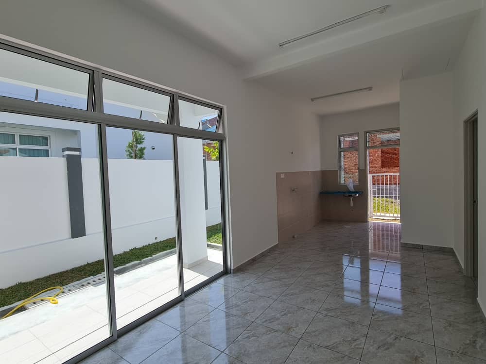 FREEHOLD NEW HOUSING Single Storey Terrace 20x65 - photo 2