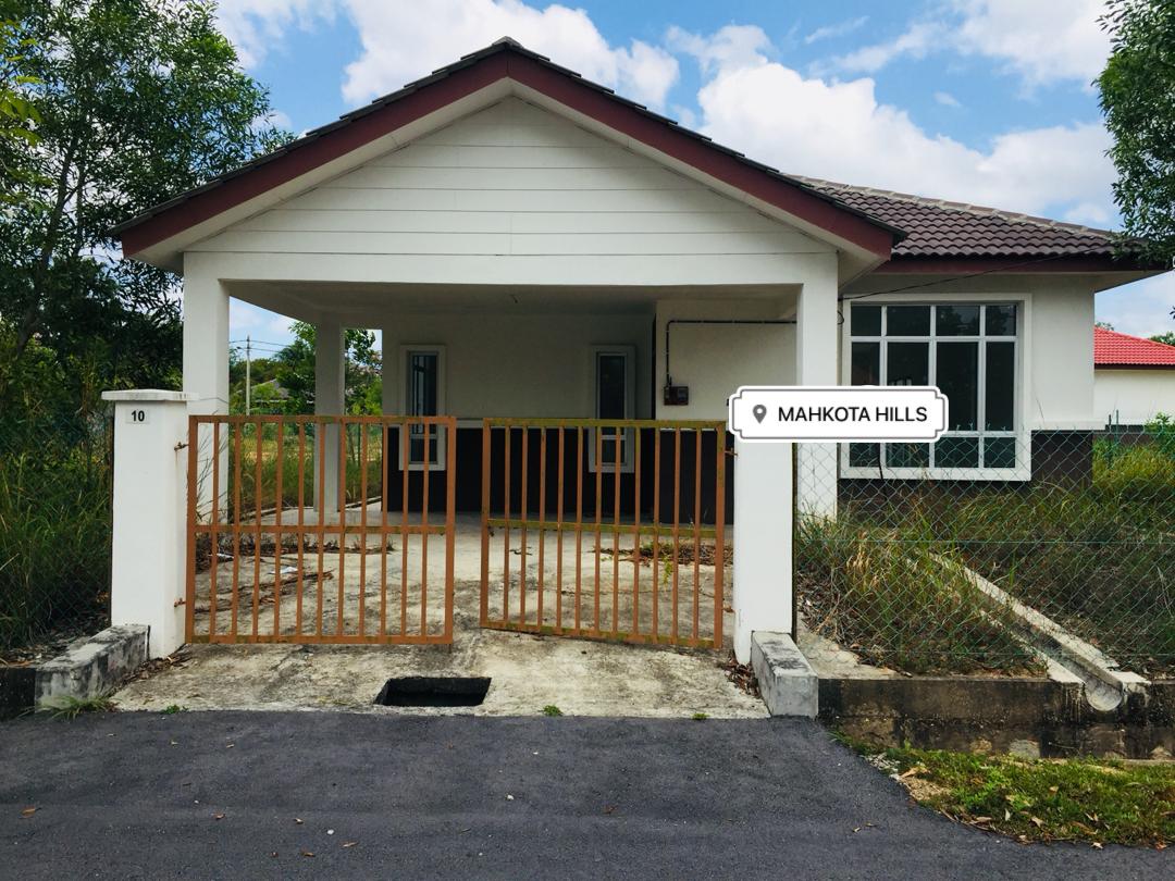BUNGALOW WITH BIG LAND 17104 SQFT MAHKOTA HILL