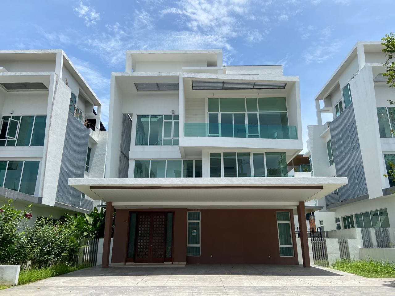 3 Half Storey Luxurious Bungalow Aspen Garden Resi