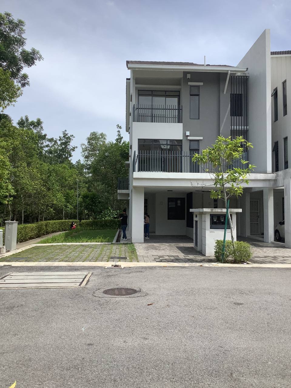 Corner Lot Crescent Park  Townvilla 3 Storey wit