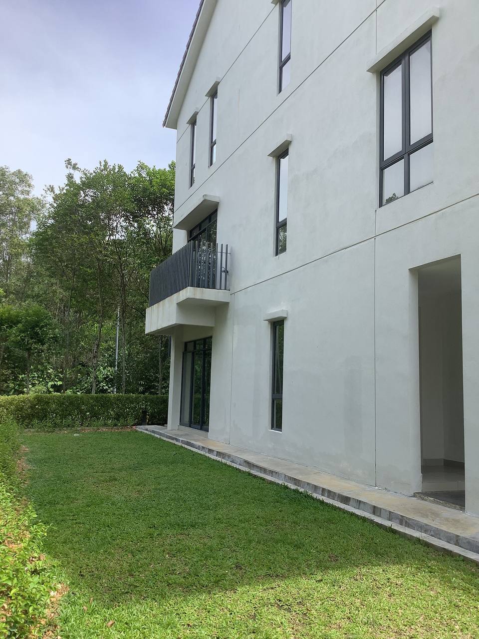 Corner Lot Crescent Park  Townvilla 3 Storey wit - photo 2