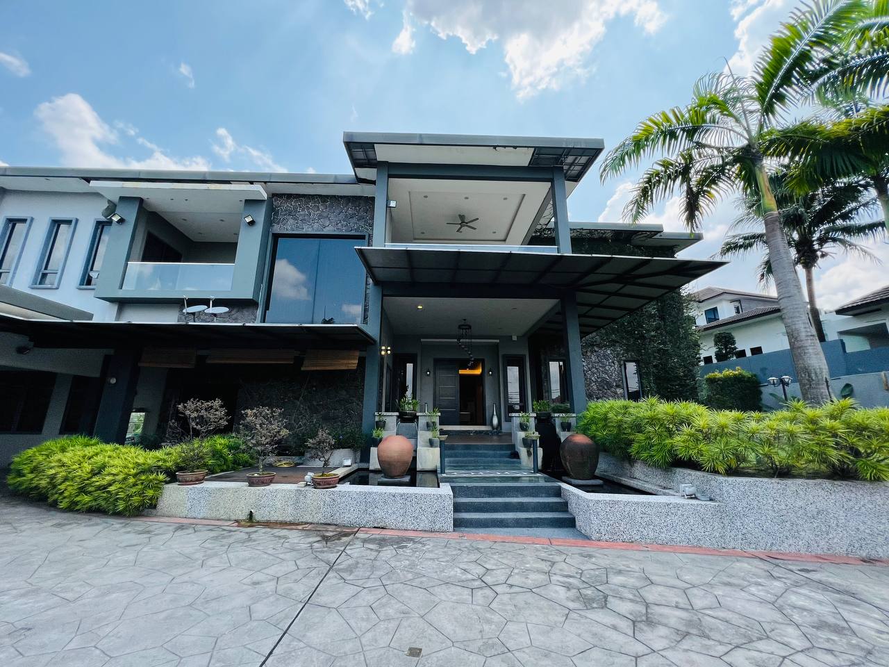 3 Storey Luxury Bungalow With Swimming Pool Countr
