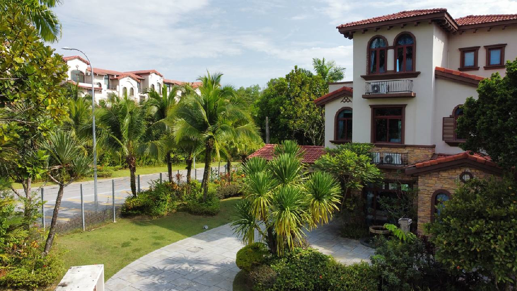 3-Storey Spanish Themed Bungalow - photo 2