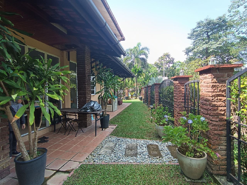 9 ROOMS CORNER LOT BUNGALOW WITH EXTRA LAND SPACE ON THE SIDE - photo 3
