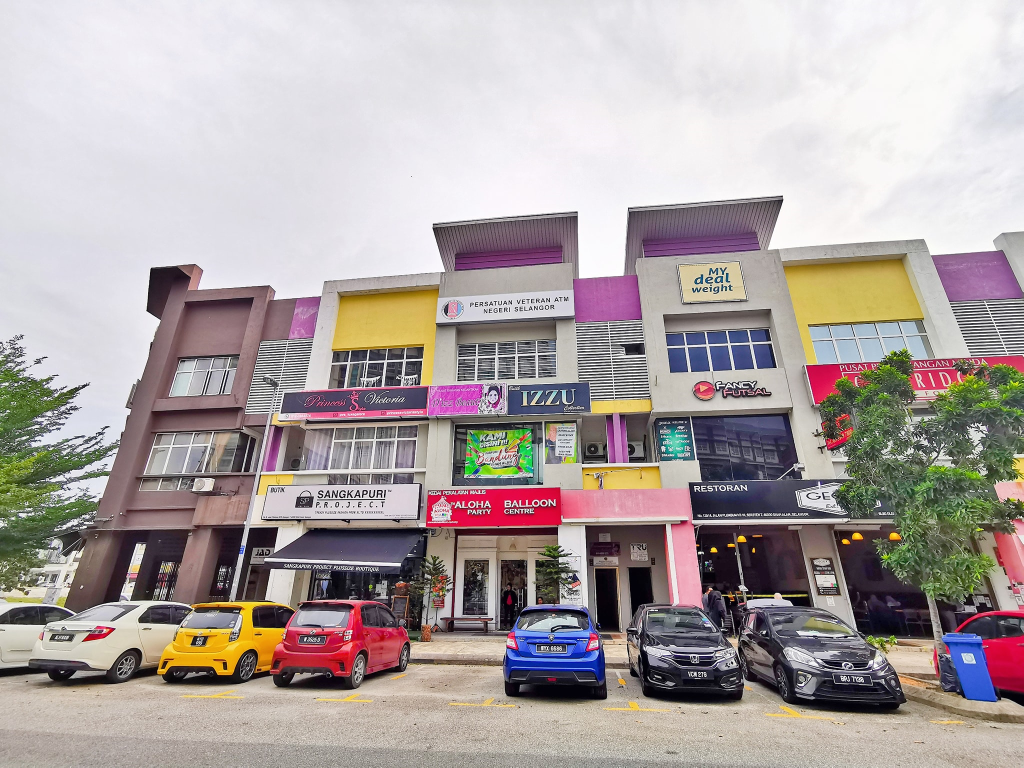 STRATEGIC LOCATION 3 Storey Shoplot Jalan Plumbum - photo 1