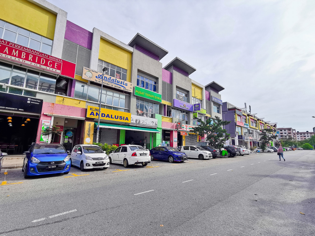 STRATEGIC LOCATION 3 Storey Shoplot Jalan Plumbum - photo 3