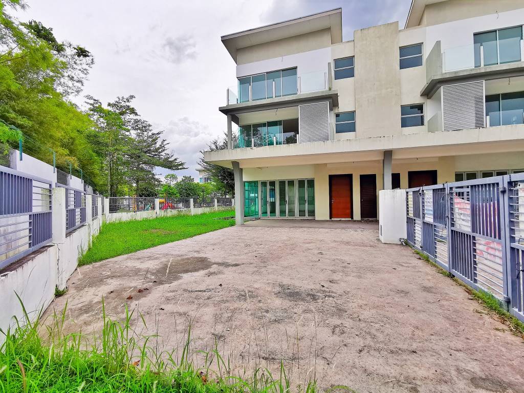 CORNER LOT BRAND NEW  3 STOREY Semi D Amanria Resi