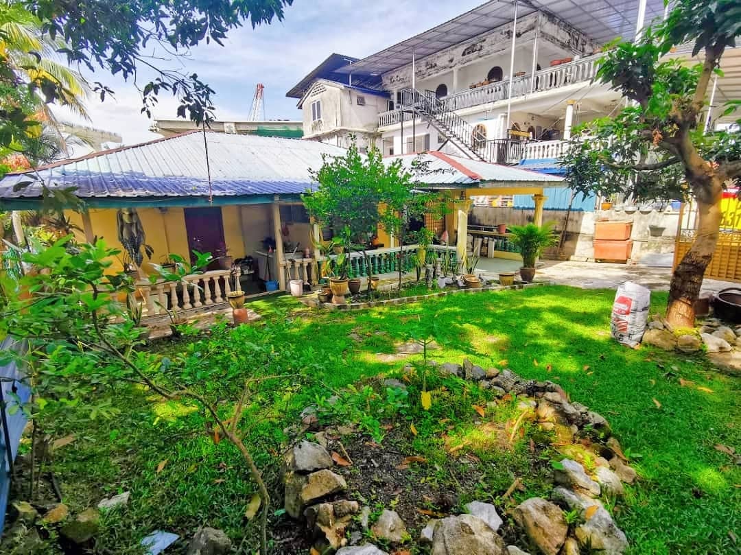STRATEGIC LOCATION Bungalow Lot with House Taman T