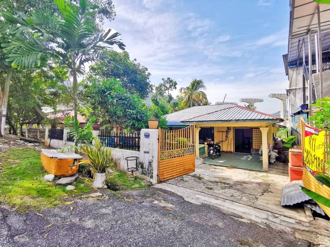 STRATEGIC LOCATION Bungalow Lot with House Taman T - photo 2
