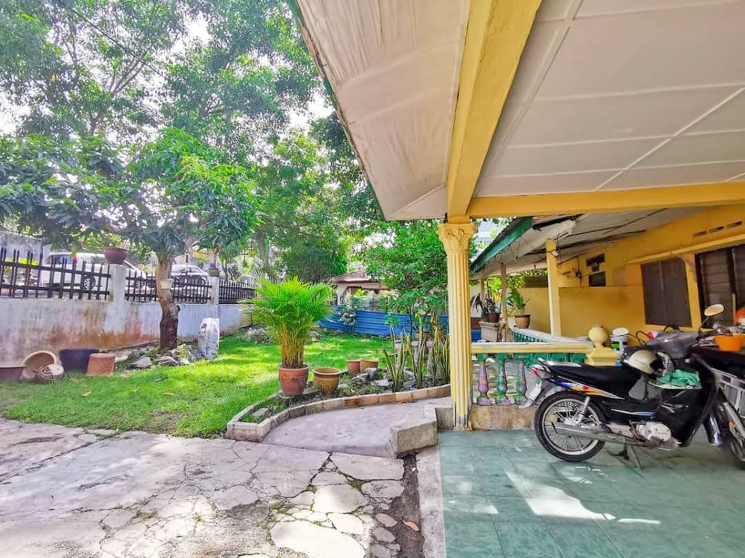 STRATEGIC LOCATION Bungalow Lot with House Taman T - photo 3