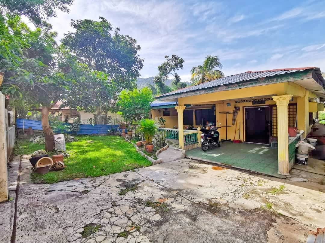STRATEGIC LOCATION Bungalow Lot with House Taman T - photo 4