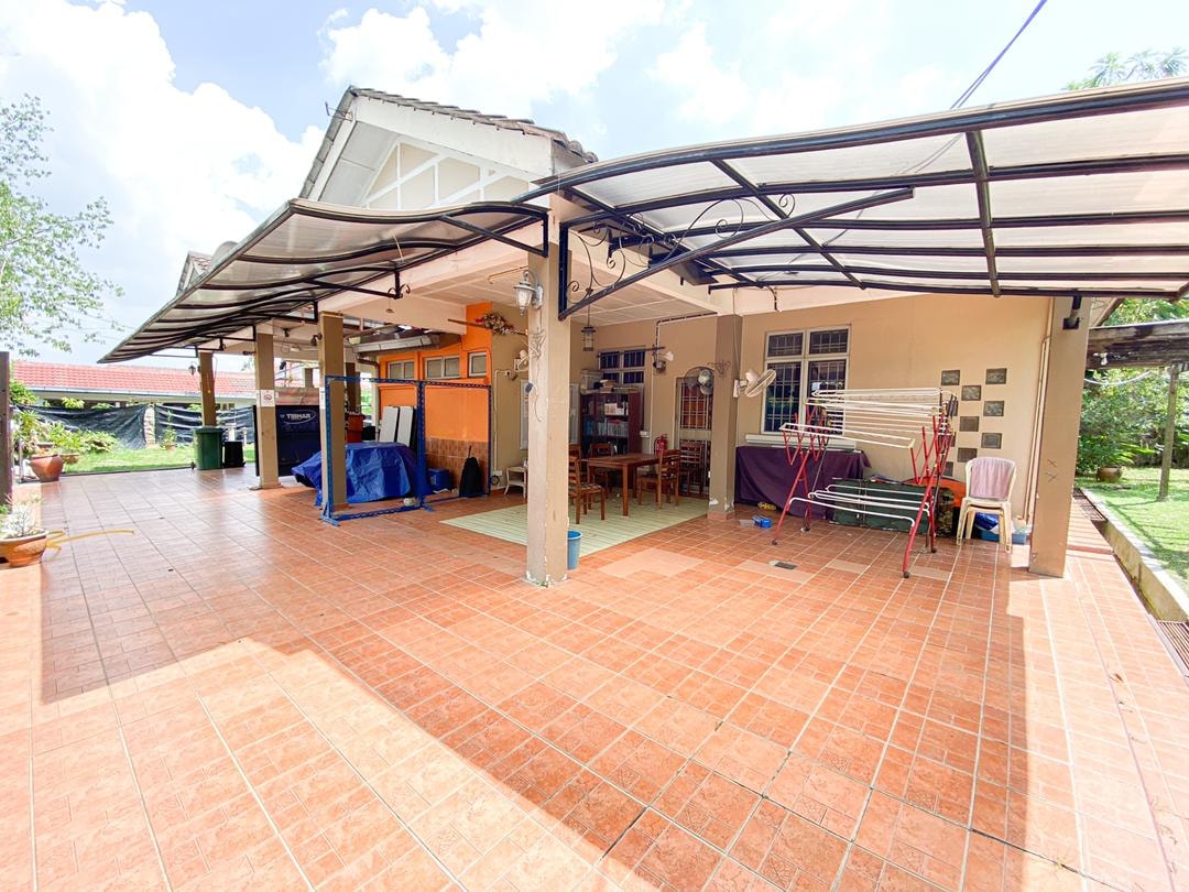 RENOVATED Corner Lot Single Storey Semi-D Taman De