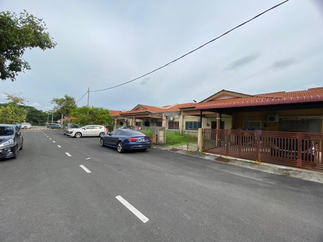 CHEAPEST Single Storey Terrace Taman Langat Utama - photo 2
