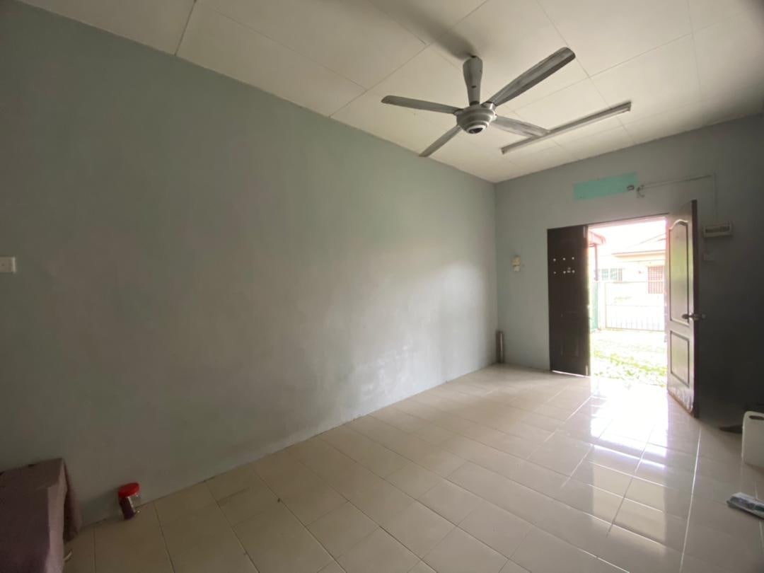 CHEAPEST Single Storey Terrace Taman Langat Utama - photo 3