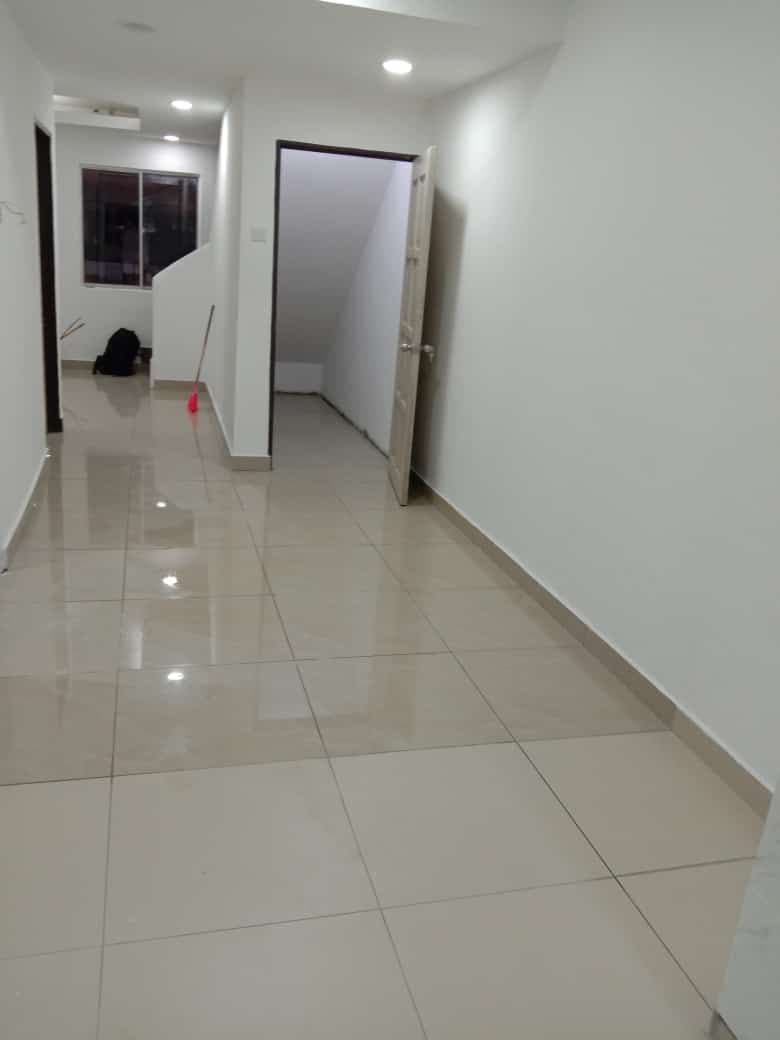 FULLY RENOVATED One And Half Storey Terrace Rawang - photo 3