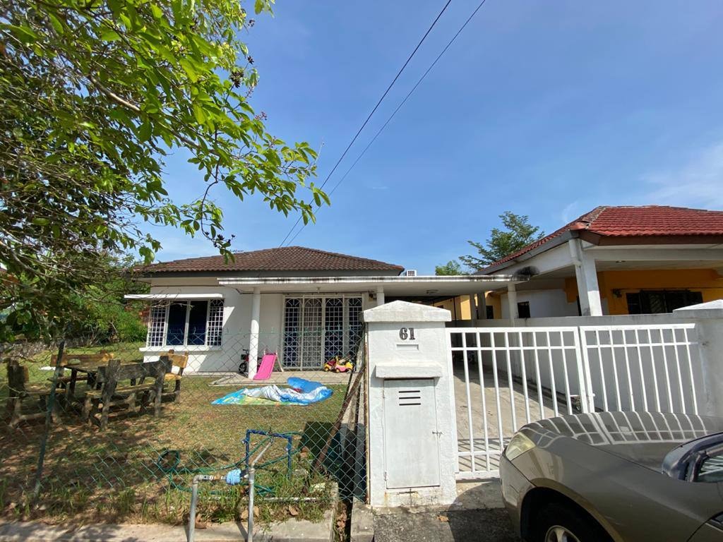 TANAH LUAS Single Storey Semi Detached Beranang