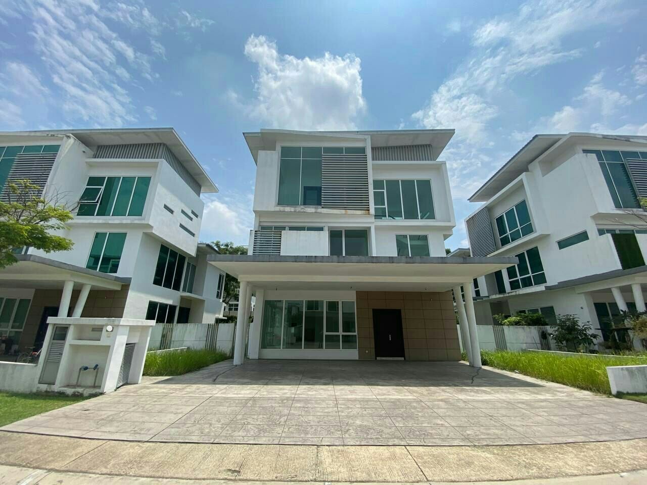 FREEHOLD Three Storey Bungalo Jacaranda Garden