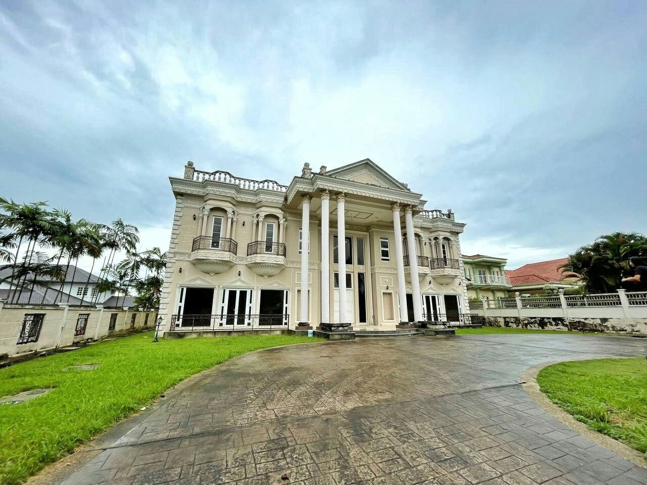 SPACIOUS Double Storey Bungalow Country Height - photo 1