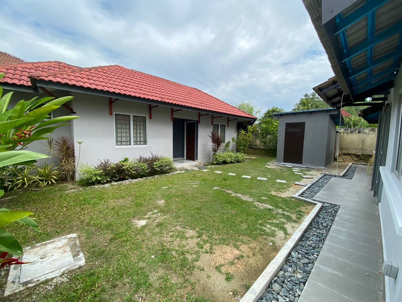 BUNGALOW WITH GUEST HOUSE Laman Lili Nilai Impian - photo 3