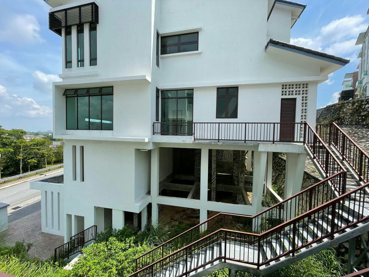 BEST VALUE Three and Half Storey Kingsley Hills