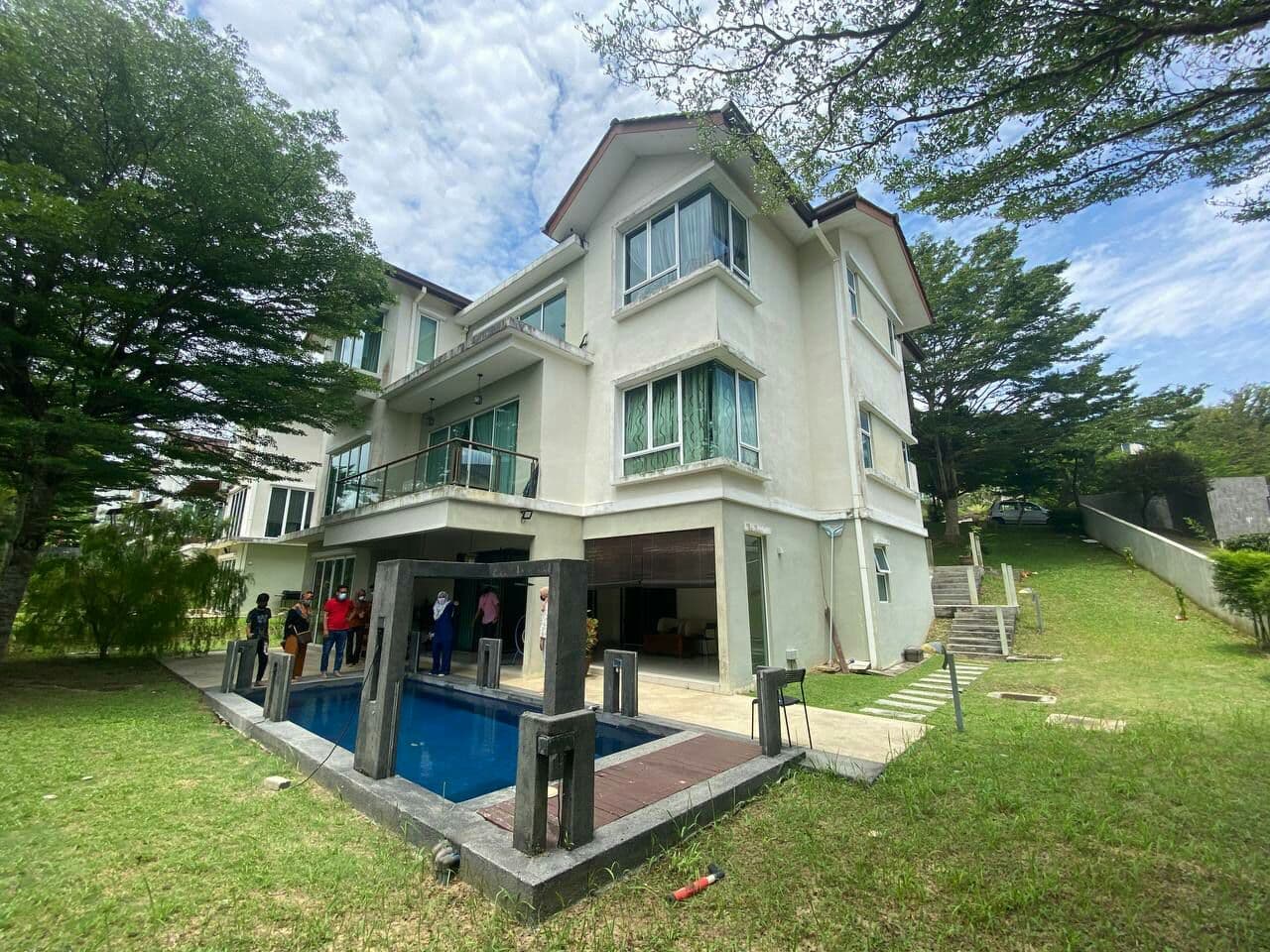 EXTRA LAND Three Storey Bungalow Kayangan Height