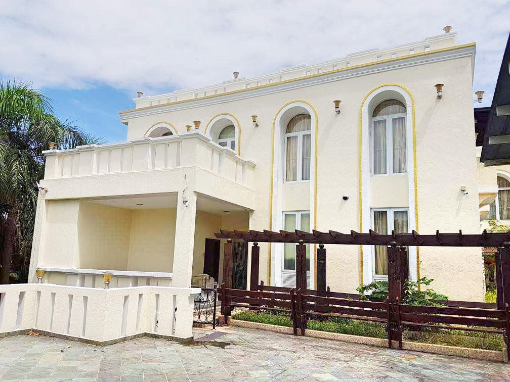 BIG LAND AREA Bungalow Country Heights