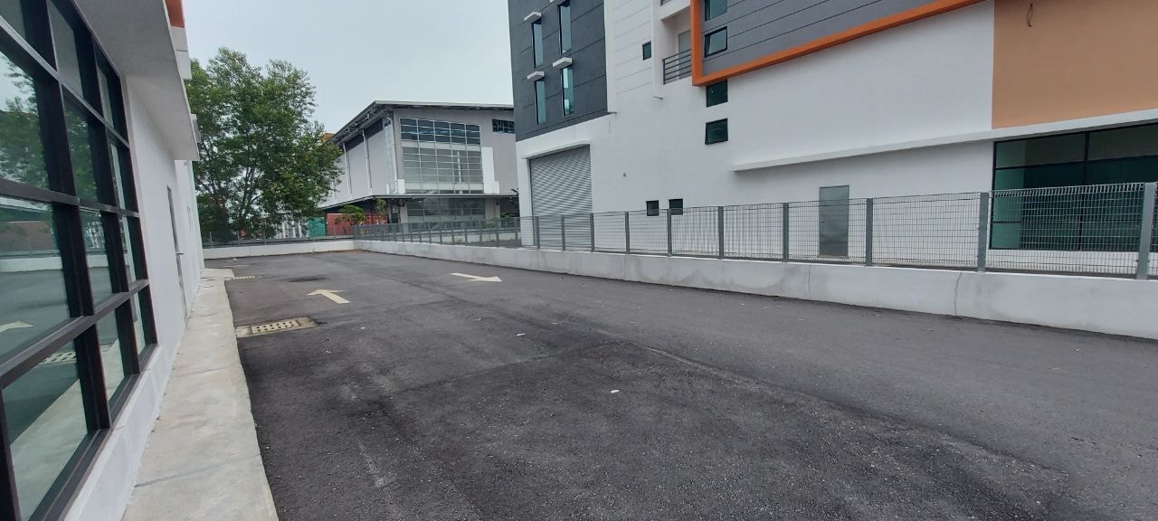 PRIME LOCATION 3 Storey Semi-D Factory Light - photo 1