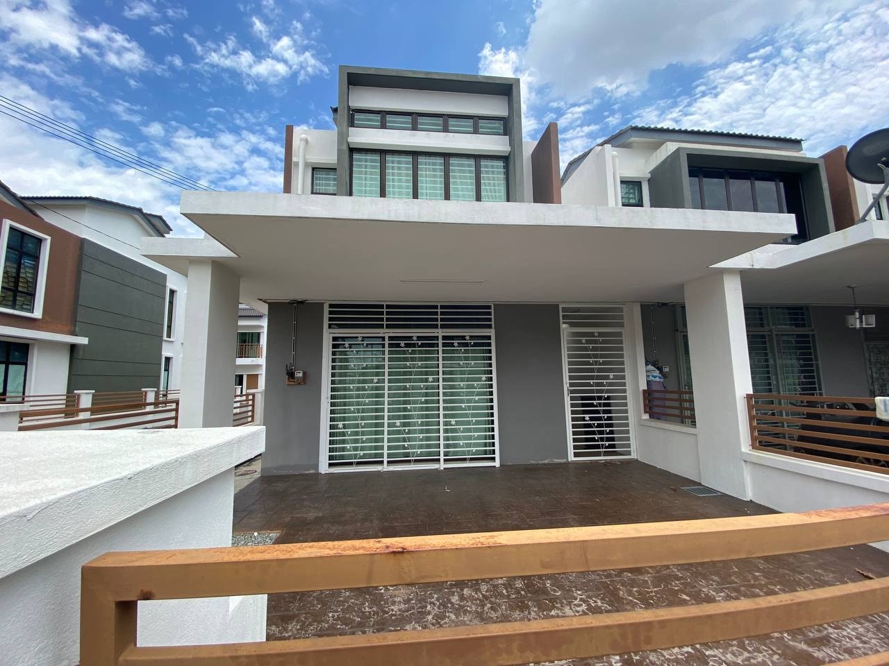 END LOT  Double Storey House Taman Saujana Klia Ph