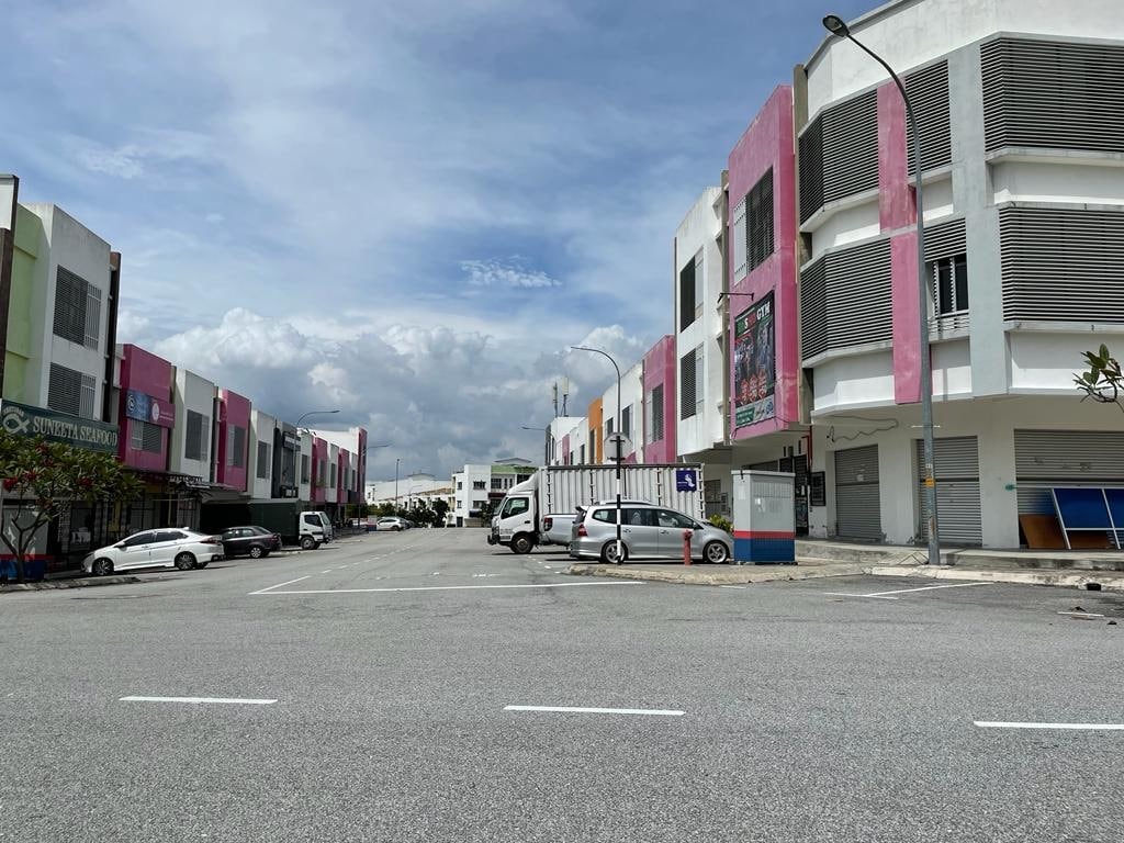 3 STOREY END UNIT SHOP OFFICE LOT MERCATO 2 - photo 2