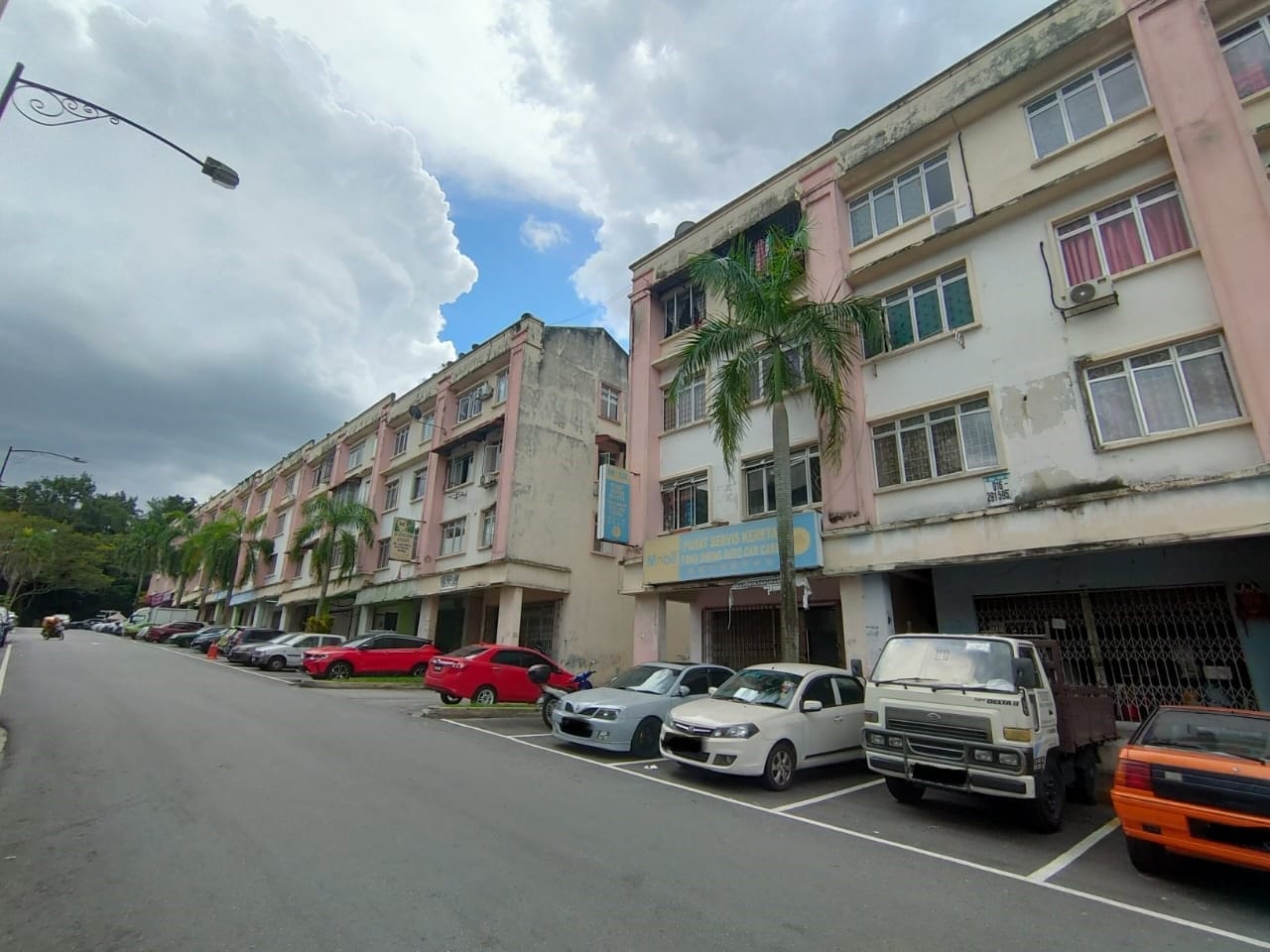 SHOP APARTMENT SAUJANA,
