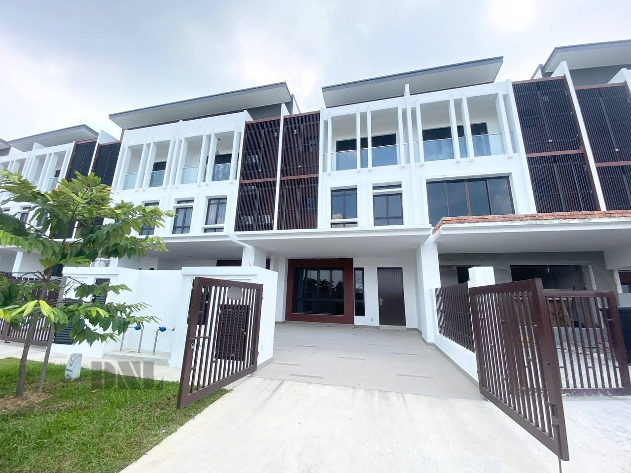 3 STOREY LINK HOUSE ZEYHERI
