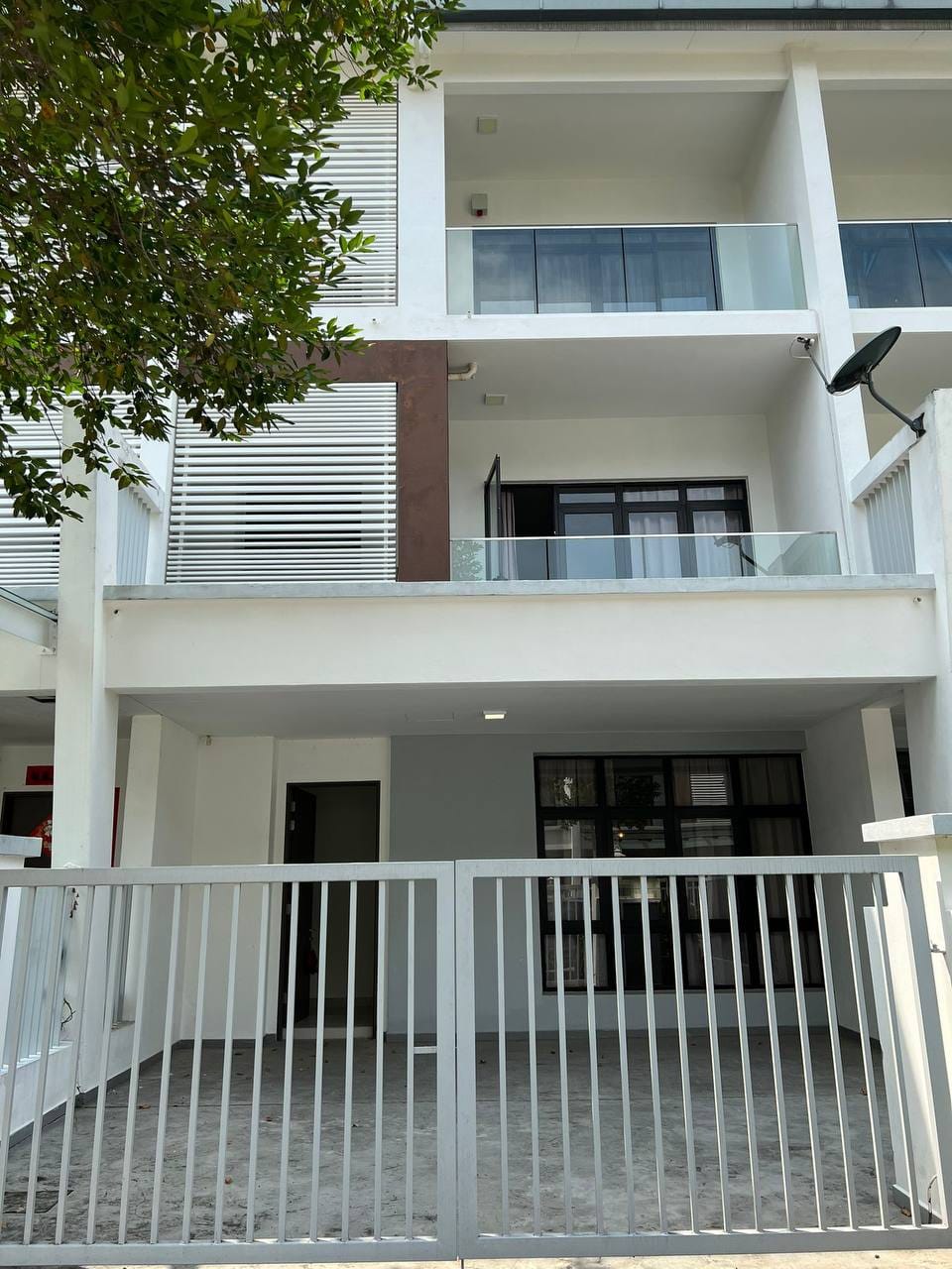 2 AND HALF STOREY TERRACE AVENS RESIDENCE