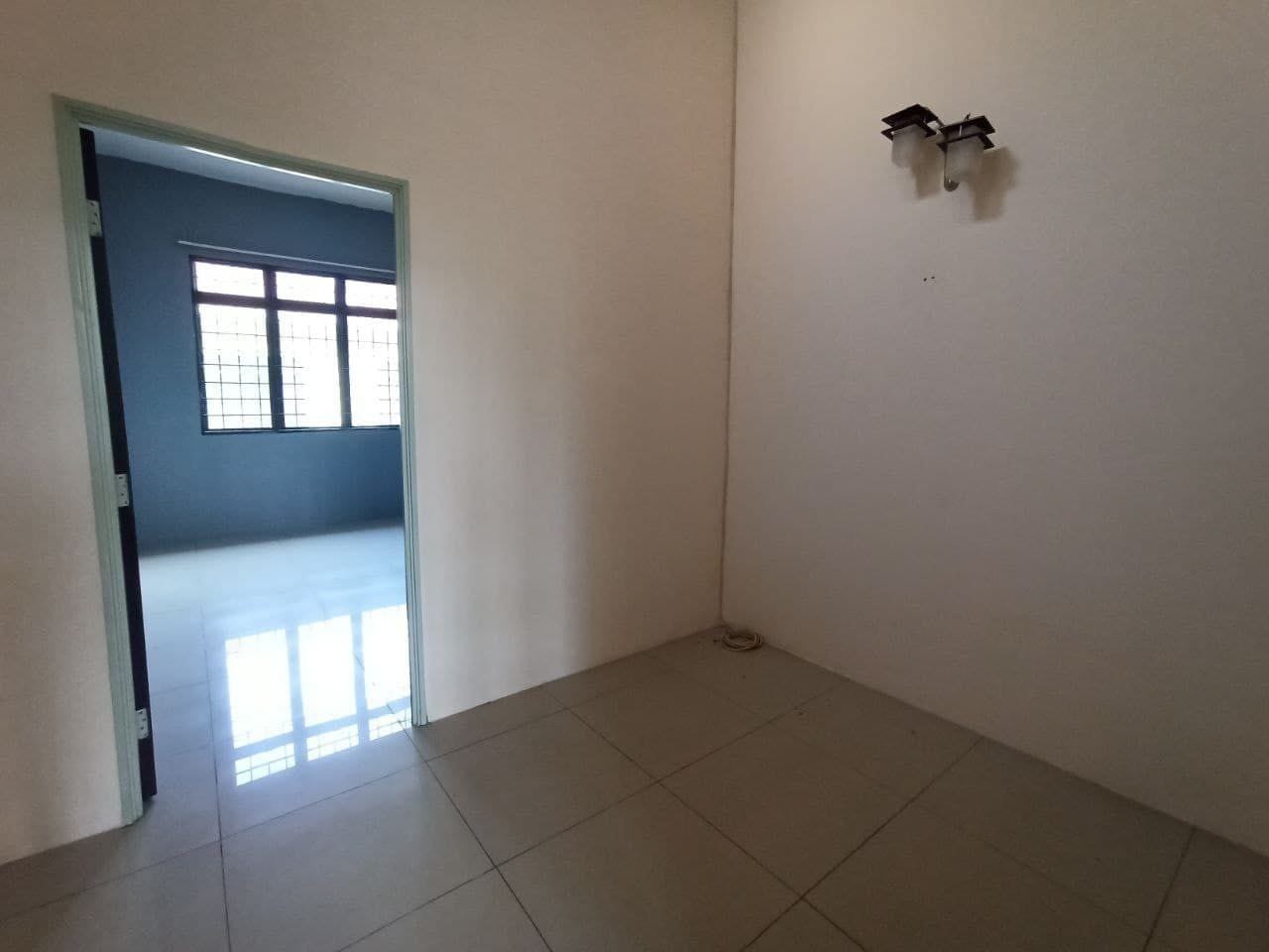DOUBLE STOREY HOUSE TAMAN PUNCAK SAUJANA - photo 4