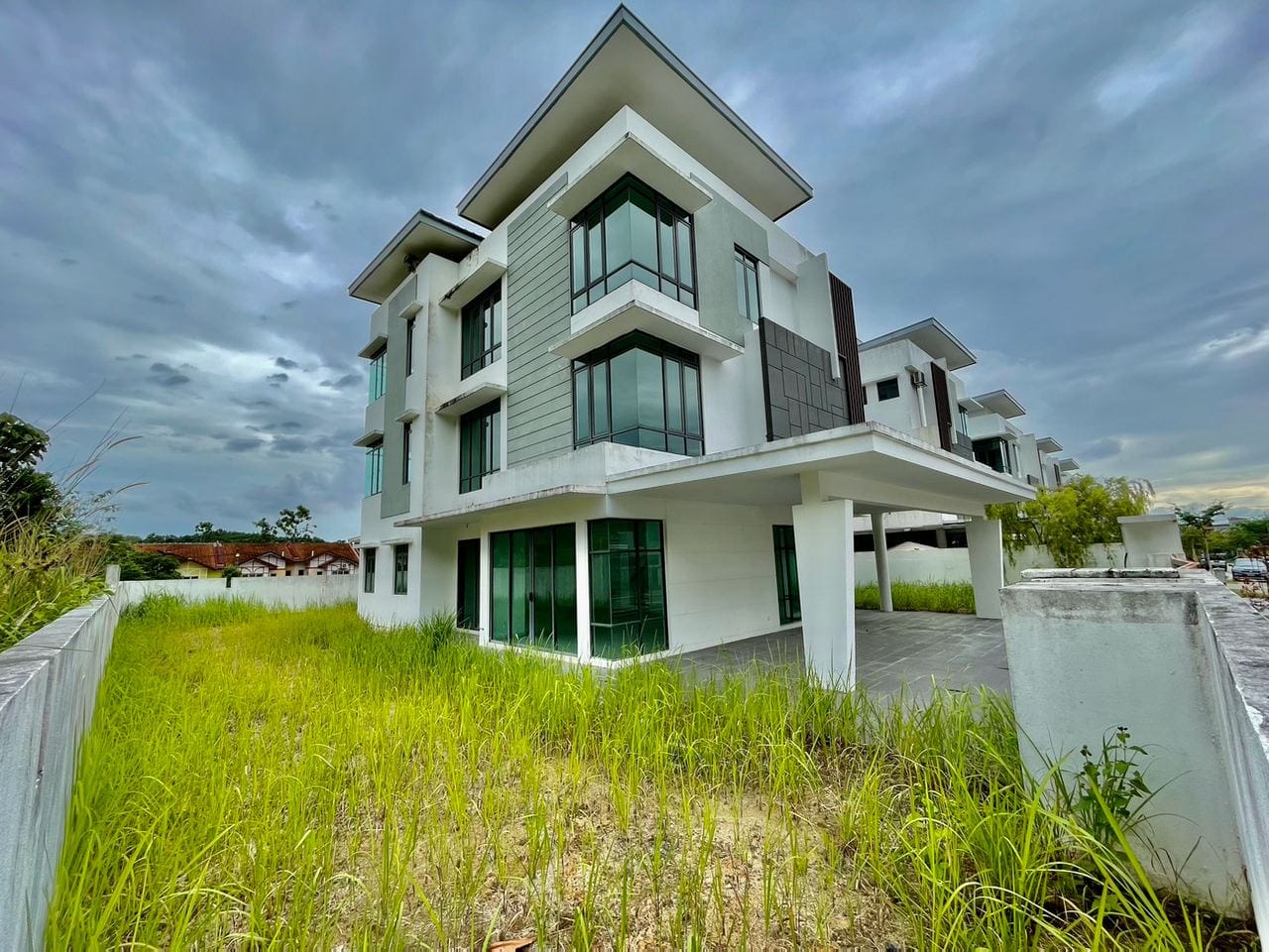3 STOREY BUNGALOW HOUSE, LAMBAIAN RESIDENCE