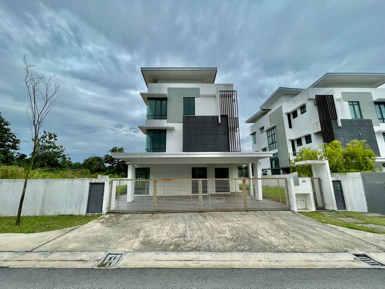 3 STOREY BUNGALOW HOUSE, LAMBAIAN RESIDENCE - photo 2
