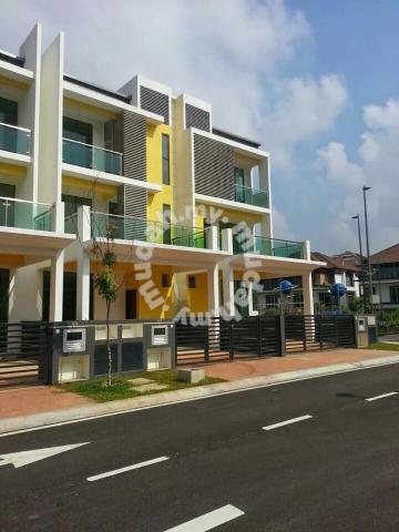 3 Storey Terrace at Taman Ukay Tropika Ampang - photo 4