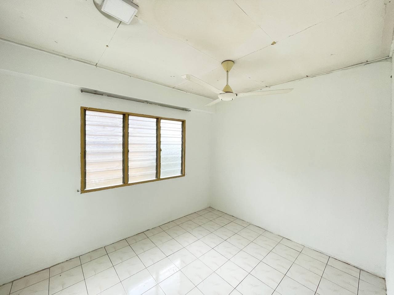 APARTMENT GUGUSAN MAWAR SEKSYEN 4 - photo 3