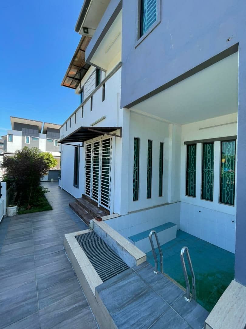 Renovated corner unit double and half with pool - photo 9