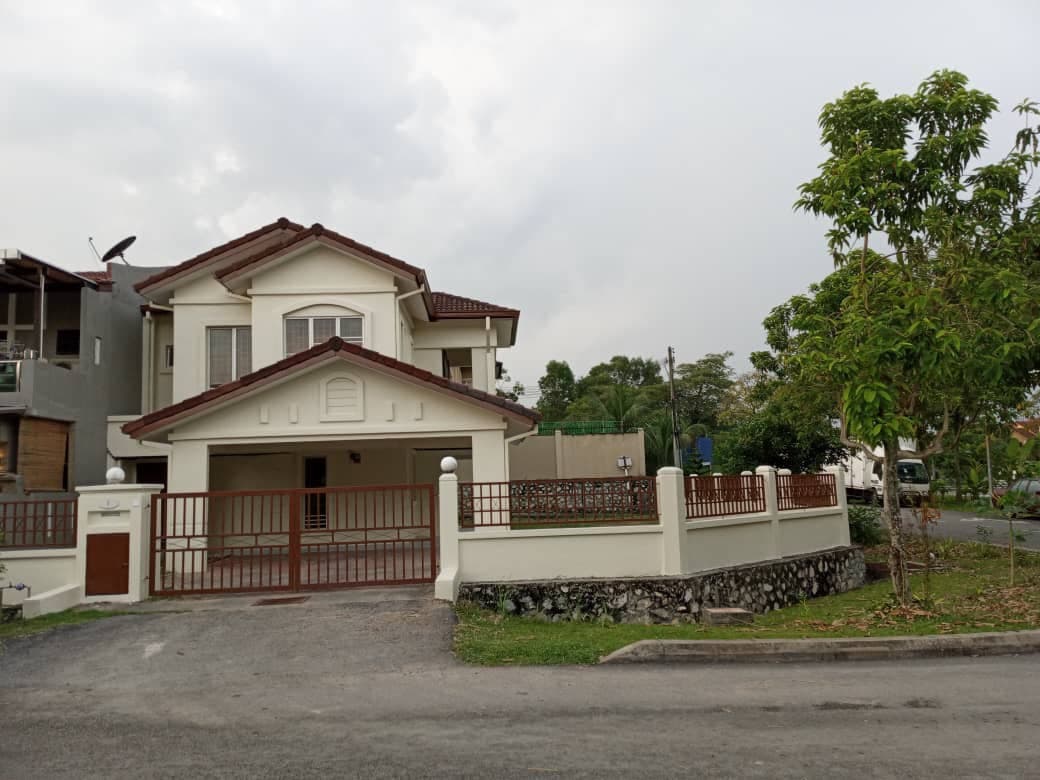 Corner facing east double storey subang jaya