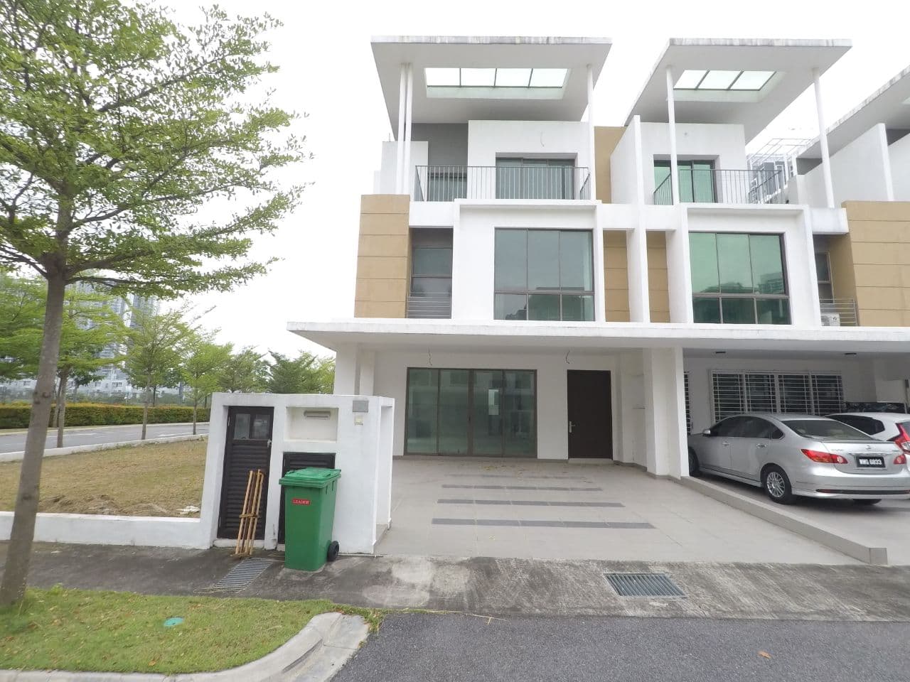 Corner lot lake point residence 3 storey cyberjaya