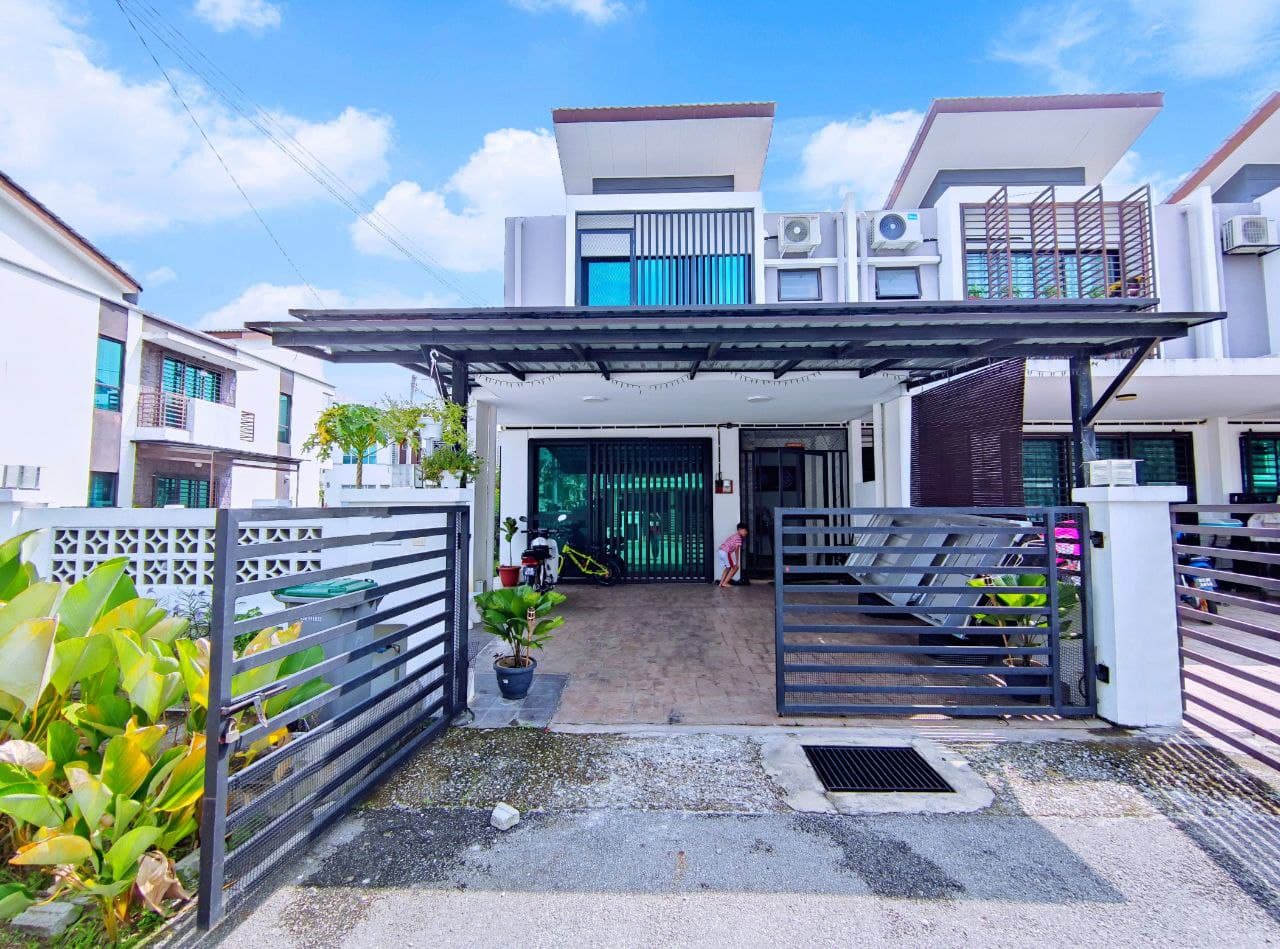 Double storey end lot taman saujana klia sepang