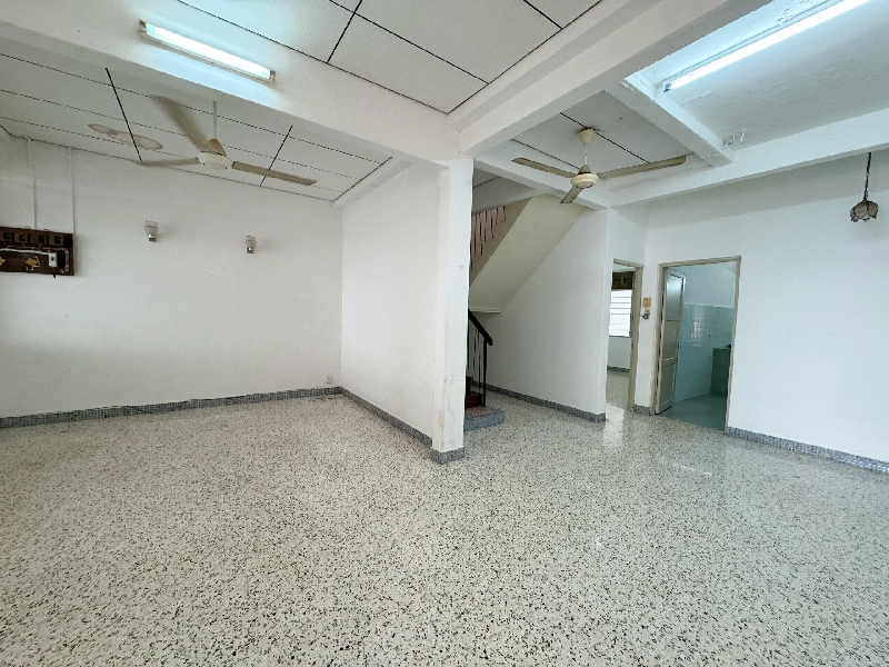 Island Glades Greenlane 2-Storey Non-split level with Timber Floor  - photo 4