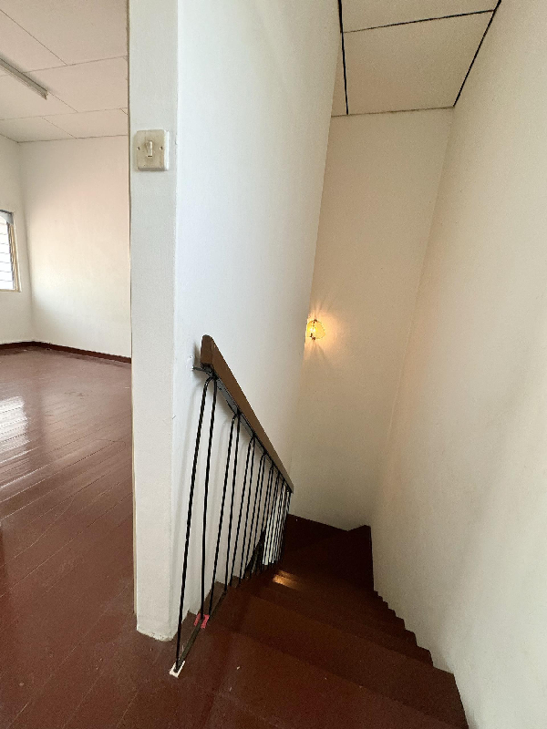 Island Glades Greenlane 2-Storey Non-split level with Timber Floor  - photo 8