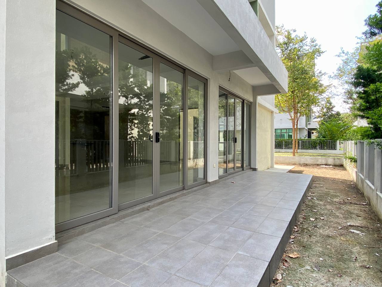 SEMI-D 3 STOREY DANAU MUTIARA PRECINT 16 - photo 2