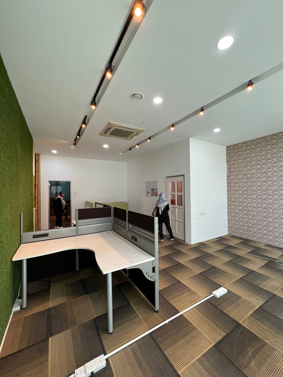 GF Corner Showroom with Office Cyberjaya - photo 6