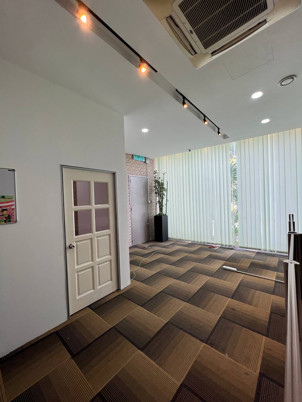 GF Corner Showroom with Office Cyberjaya - photo 7