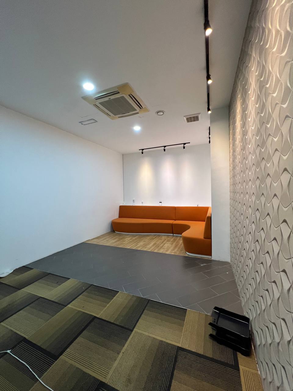GF Corner Showroom with Office Cyberjaya - photo 9