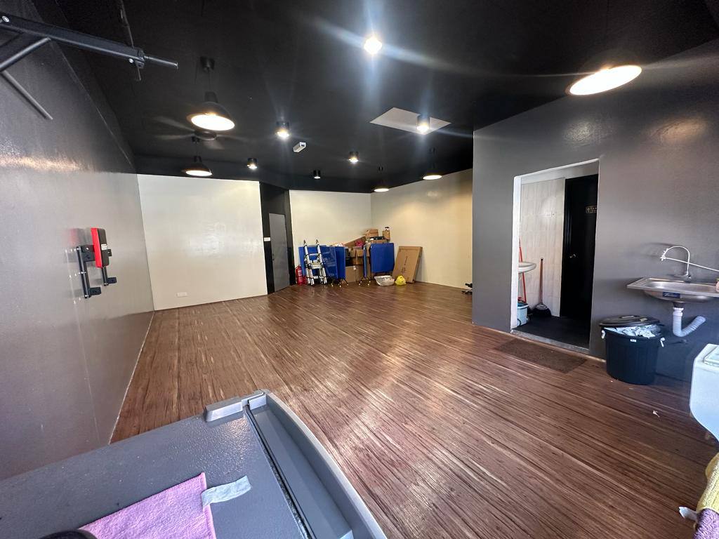 Fully Renovated Fully Furnished Office to Let - photo 8