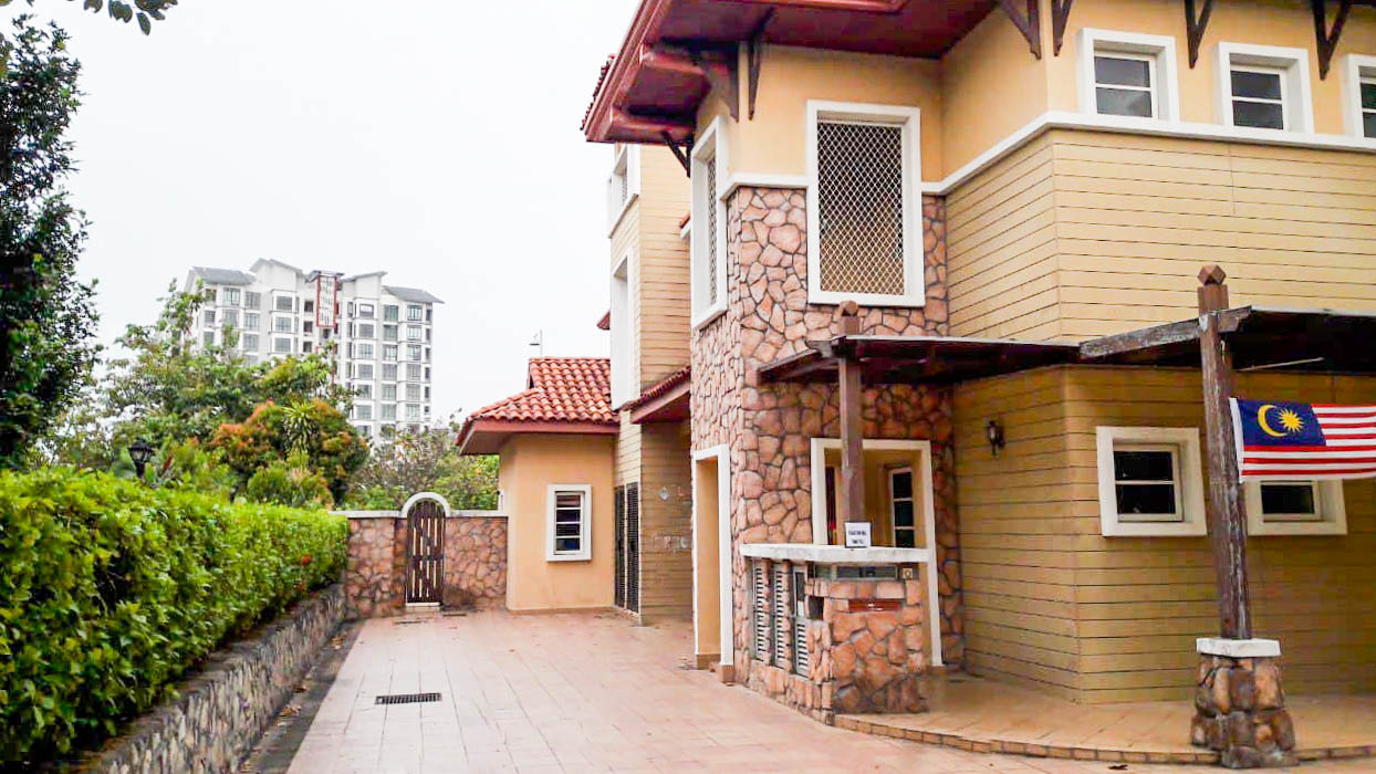Exclusive 12000 sqft Corner Unit Bungalow P14 - photo 2
